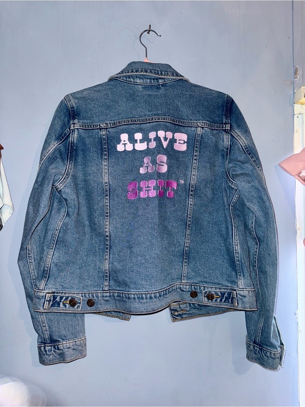 Levi’s Premium Denim Jacket Large Custom Embroidered Graphic Back - Picture 2 of 4